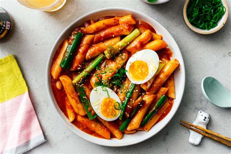 Ddeokbokki: Un mélange épicé de douceurs et d'acidité pour une expérience culinaire vibrante!