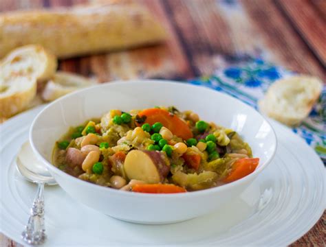  La Garbure: Une soupe épaisse et réconfortante aux saveurs rustiques du Béarn!