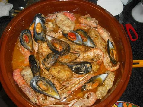  La Zarzuela? Une Symphonie de Fruits de Mer en Sauce Rouge Vibrante !