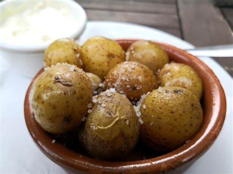  Papas Arrugadas: Une explosion de saveurs salées dans une douce caresse volcanique !