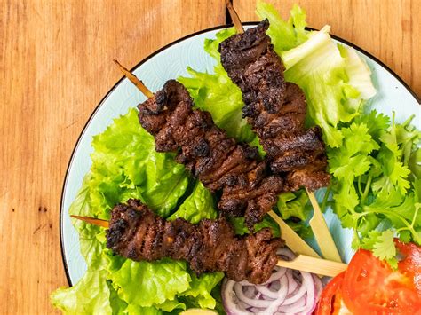  Suya! Une symphonie épicée de viande grillée à la perfection !