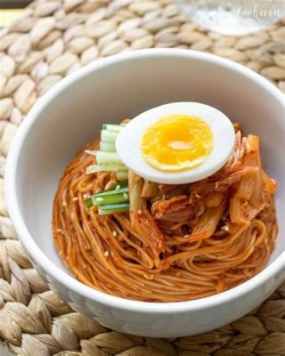  Bibim Guksu : Une explosion piquante et rafraîchissante dans un bol de nouilles !