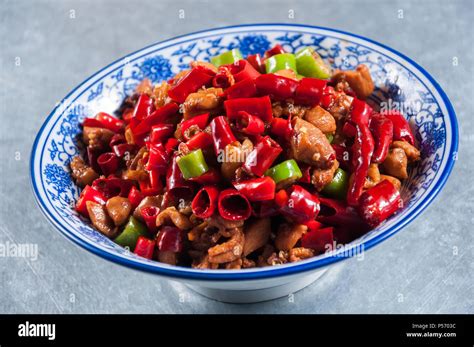  Diced Chicken with Chili Peppers: Un mélange piquant et réconfortant pour réveiller vos papilles !