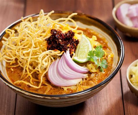 Khao Soi : Un délice curry aux saveurs crémeuses et aux textures croquantes ! 