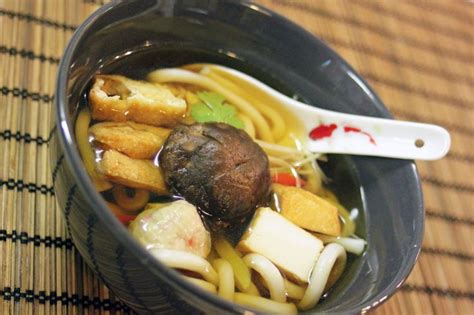  Nouilles au bouillon de poisson épicé: Un voyage gustatif à travers les saveurs umami et piquantes d'Anqing!